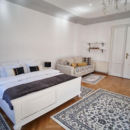 Crown Jewels Centre Sibiu Appartement Buitenkant foto